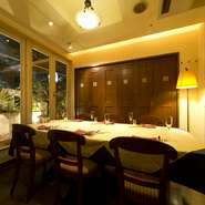 落ち着いた雰囲気の個室は大人の合コンにぴったり。パーティーコースにリーズナブルな価格の飲み放題を追加すれば幹事さんも安心。エビス生ビールやオーガニックワインなど、30種類が飲み放題となる充実の内容です。