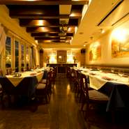 正面奥の暖炉と壁のフレスコ画が印象的な落ち着いた雰囲気のパーティールーム。プロジェクターの利用も可能なので、結婚式の二次会などにも便利。コースメニューも充実しています。