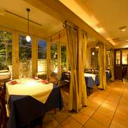 滝の見えるゲストシートは接待の席にぴったり。店内は、落ち着きと親しみのある雰囲気で、和やかに会食を楽しむことができます。ワインもカジュアルなものから希少なものまで、種類が豊富です。