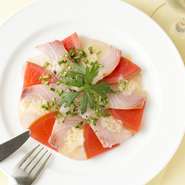 当店の魚介類は毎日築地市場から仕入れており、新鮮な旬のものをそろえています。当店はイタリアン・フレンチをベースにしたお料理を提供していますがカツオ出しや大葉、みょうがなど、和の食材も取り入れています。