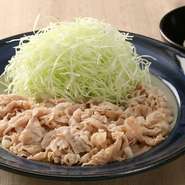 トマトサラダ、豚ロース生姜焼（120ｇ）、御飯 香物、お椀