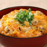 トマトサラダ、大山鶏炙り親子丼、香物、お椀