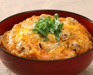 トマトサラダ、大山鶏炙り親子丼、香物、お椀