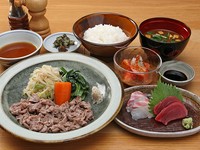 トマトサラダ
本日の刺身(たまり醤油)
牛ロースバタ焼(温野菜添え)《お肉75g》
御飯 香物、お椀
《お肉大盛110g》2750円もございます。
※4/30、5/1は休止となります