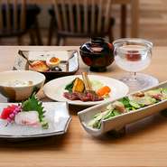 各種定食やコースがございます。