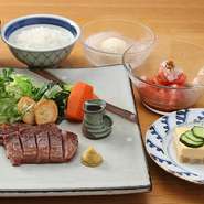 別途、サービス料（15％）、個室料（￥4,400～6,600）を頂戴いたします。（詳しくはお問合せ下さい。）