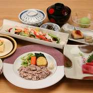 お昼に時間を限定し、個室でゆったりと季節のお料理を楽しめるコースをご用意いたしました。
お部屋代込みのお得なコースです。（※前日迄のご予約制）
平日は13:00～15:30、土日祝は11:00～16:30から2時間半ご利用いただけます。

5000円お献立一例
海鮮と23品目野菜サラダ
刺身二種盛り
銀鱈西京焼
小ふぐ唐揚げ吉野あん
牛ロース バタ焼
御飯 香物、お椀
白桃シャーベット