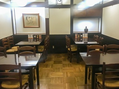 民芸調の落ち着いた店内