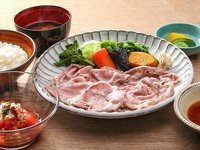 トマトサラダ、バタ焼100g、温野菜添え、御飯 香物、お椀
｟150g｠6600円もございます。