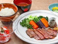トマトサラダ、ステーキ100g 温野菜添え、御飯 香物、お椀
｟150g｠6600円もございます。
