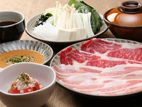 トマトサラダ、しゃぶしゃぶ（牛ロース＆豚ロース）、御飯　香物
《しゃぶしゃぶ180ｇ》4950円もございます。