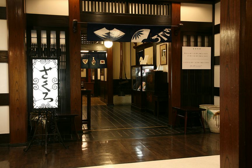 三越百貨店と松屋百貨店の間にあります角地の地下一階です