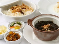 玉葱と牛肉をペースト状になるまで、じっくり煮込んだ旨味凝縮のカレーです。
※薬味は別途＋55円にてご用意いたします。