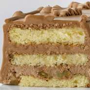 くるみの入ったチョコレートクリームを三層のスポンジでサンド致しました。
トップスを代表するチョコレートケーキです。