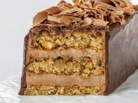 砕いたくるみをベースに焼き上げたスポンジに、チョコレートクリームをサンドし、ガナッシュでコーティングいたしました。