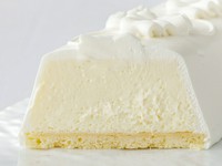 デンマーク産のクリームチーズを使った、コクのあるハードタイプのケーキです。