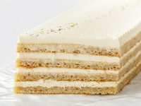 アールグレイの茶葉を使用したクリームを、アーモンドのスポンジでサンドいたしました。