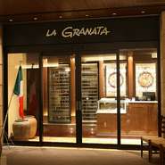 【グラナータ】は、1982年本場イタリア料理店としてオープン。「パスタ」という言葉すらない時代に、イタリアの味そのものを提供する店として注目を集めました。以来30年、老舗の味わいが脈々と受け継がれています。