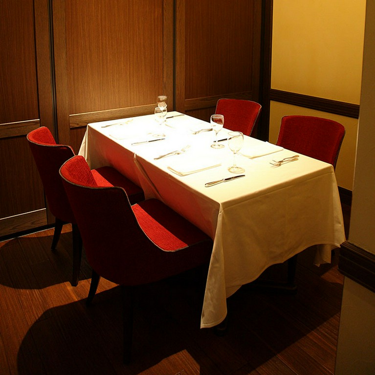 12名様までご利用いただける個室は、ご会食やご接待にも活躍