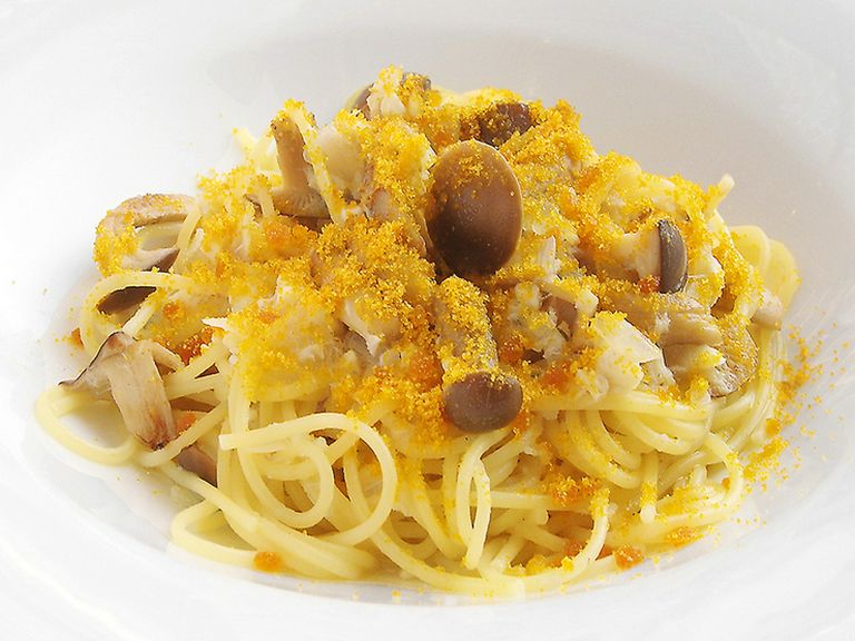 真鯛と丹波しめじのラグーソース スパゲッティ サルデーニャ産 カラスミがけ