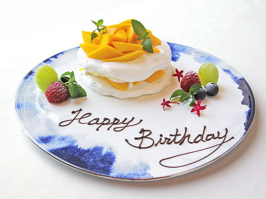 季節のフルーツを使ったホールケーキ（3～4人前）