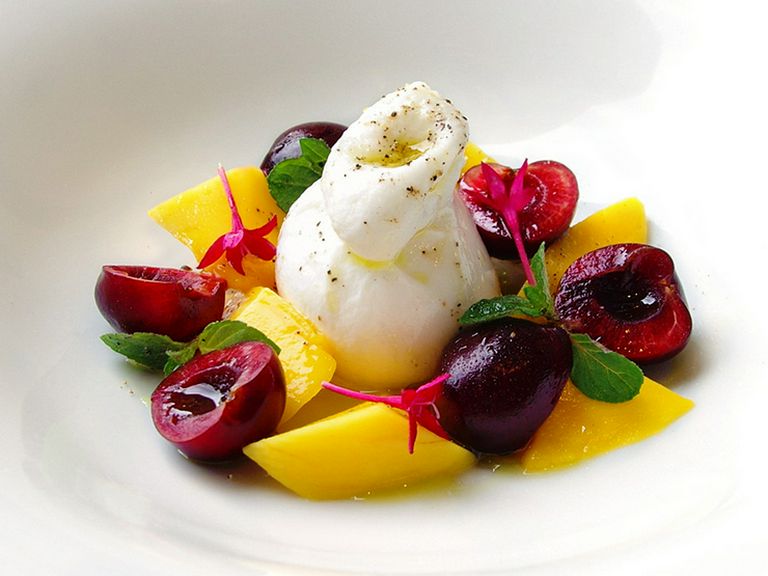 ブラッティーナチーズと本日のフルーツ ホワイトバルサミコで