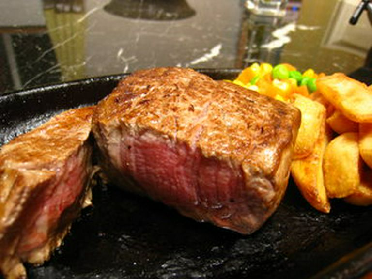 焼きたてのステーキをミディアムレアで♪