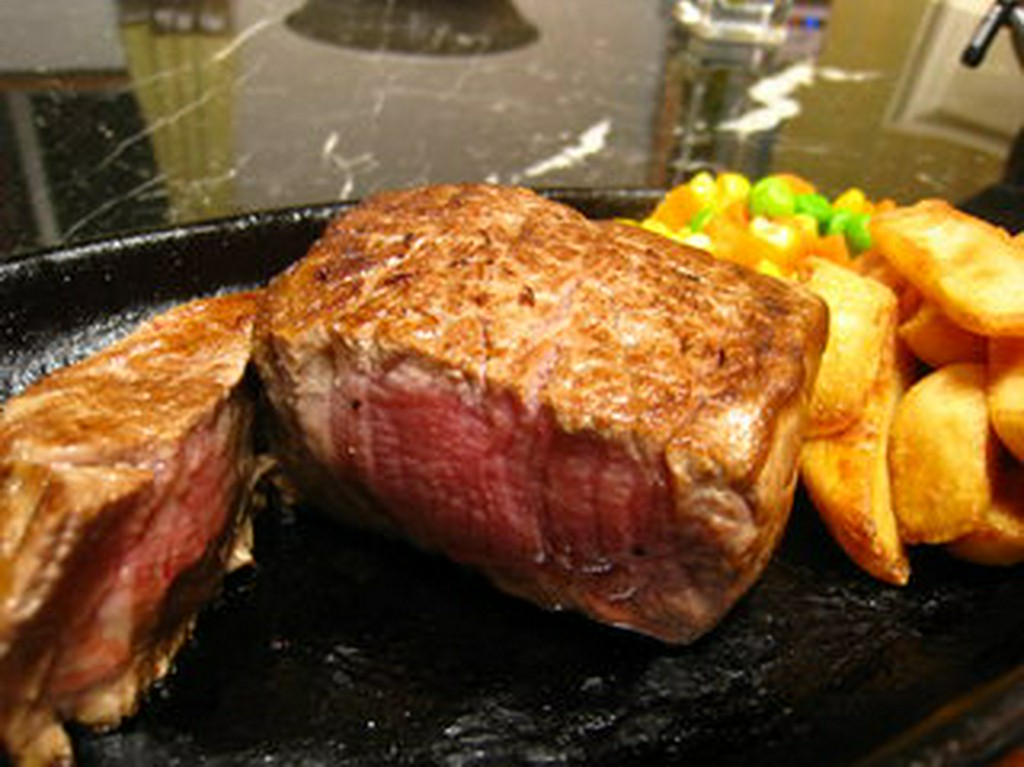 焼きたてのステーキをミディアムレアで♪