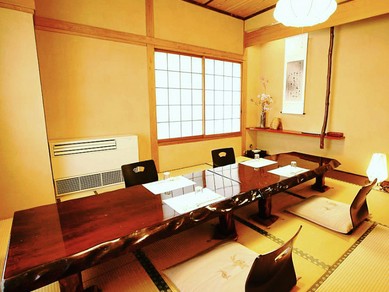 御接待、顔合わせ、様々なシーンでご利用可能な個室でございます