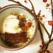 上尾駅徒歩三分で最大100名までご利用可能な恵比寿亭
の限定のコース「来福」は、全７品の献立で締めのお料理に名物「うなとろ」がつくコースとなっております。
税込6600円でのご案内となっております。