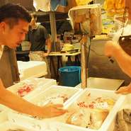 毎日市場に行き、自分の目で見て自分の手で触り一番良いと思ったものだけを仕入れさせて頂いております。
特に和食は素材の味を引き出す料理だと思っていますので、
食材は絶対妥協しないように心掛けています。