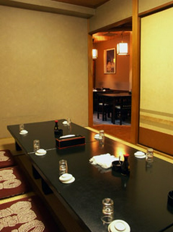 お座敷。ご予約はお電話にて