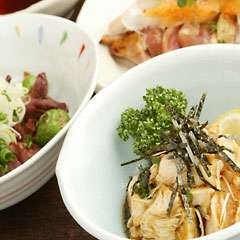 まずは鶏わさや鶏刺しで一杯