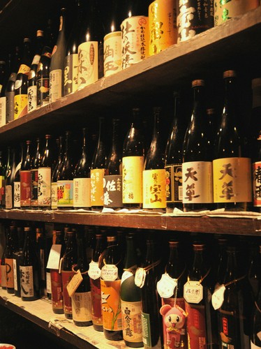 カウンター奥にはズラリと本格焼酎が並ぶ