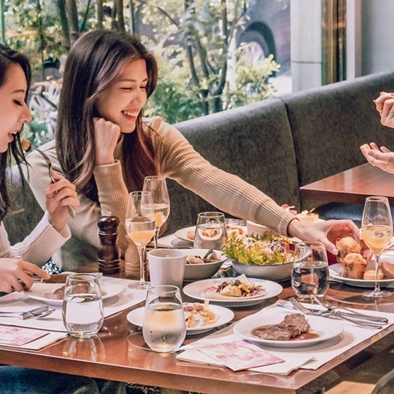 銀座でブッフェ! 目の前で焼く鉄板焼ビーフが豪快!