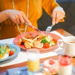 グリルチキン、ビーフステーキ、ローストポーク、サラダバー、オードブル、パスタ、スイーツ等、約55種類食べ放題。