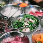 ビーフステーキ、ロティサリーチキン、サラダバー、オードブル、パスタ等、55種類食べ放題。
※クリスマス・年末年始・ゴールデンウイークなど料金が変更になります。