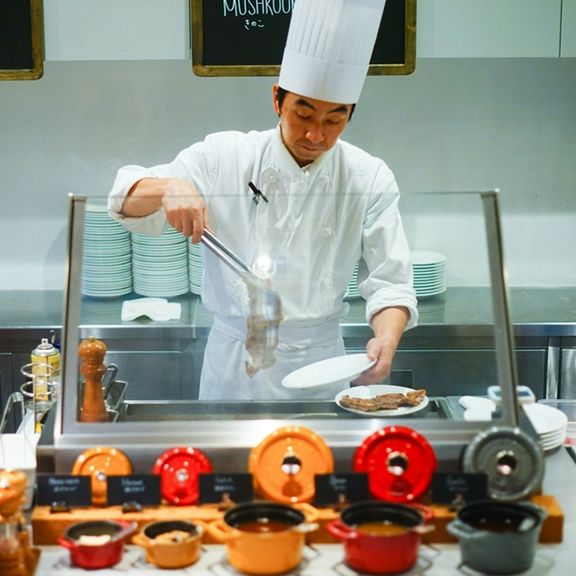 ライブキッチンでは様々な肉料理をご用意しています。