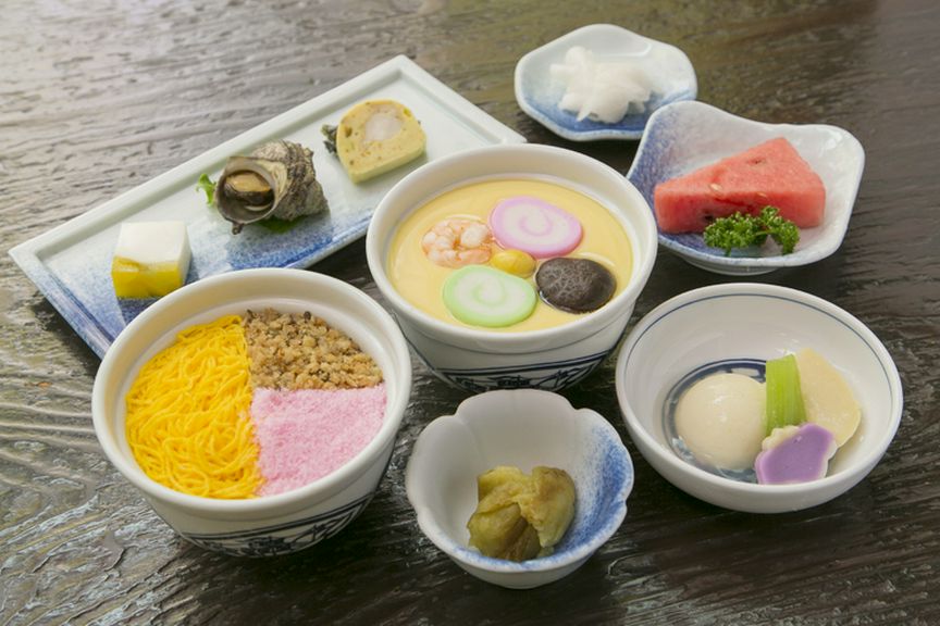 吉宗定食は、茶碗むしに蒸し寿司、角煮、小鉢付きで手ごろな値段