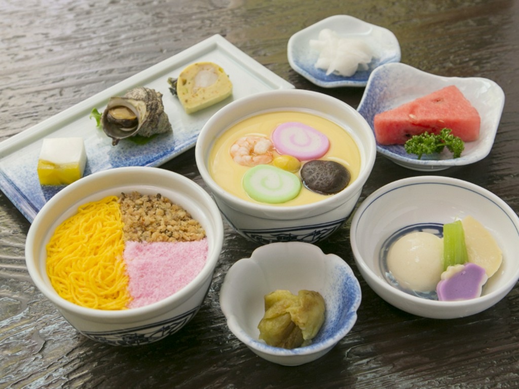 吉宗定食は、茶碗むしに蒸し寿司、角煮、小鉢付きで手ごろな値段