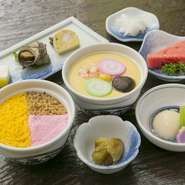 人気の『吉宗定食』は、名物『茶わん蒸し』と『蒸し寿司』に、人気の卓袱料理のひとつ『角煮』、さらに小鉢とデザート付き。吉宗創業当時からの伝統料理をお得に味わえるメニューです。
