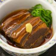 豚の角煮は長崎の卓袱料理を代表する美味のひとつ。豚の三枚肉をじっくり煮込み、とろりと柔らかくまろやかな風味の角煮は、【吉宗】独自の手法が生きる逸品です。