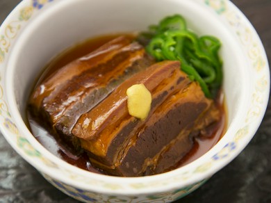 誰もが知る角煮の発祥は、実は長崎の卓袱（しっぽく）料理です。