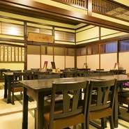長崎の恵まれた山海の幸を使い、唐風、南蛮風調理法に和の良さを加えた卓袱料理。直箸で気軽に自分の小皿にとっていただくこの料理は長崎を代表するものとして広く知られています。宴会はテーブル席の他に円卓でも。