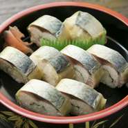 特製の『ばってら』は脂ののった長崎産の鯖に白板昆布を使用し、【吉宗】独自の酢飯の間に大葉を挟んだ伝統の味。その爽やかな香りとさっぱりとした味わいに料理人のこだわりを感じる一皿です。