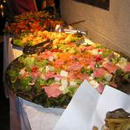 好評につき増税後も３時間飲み放題食事10品コース4000円を現金払で消費税サービス。ぜひこの機会に歓送迎会や親睦会など飲み会　パーティーなど企画をしてみてください。２０名以上で貸切OK！！
