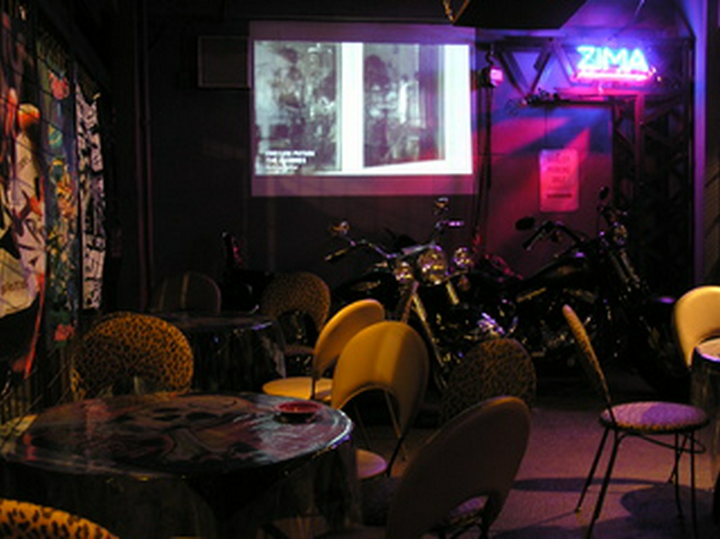 プロジェクターフロアー