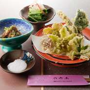 「山菜」は、店主や店長が毎朝、摘んできたものを使っています。天ぷらやおひたし、和え物としてお楽しみいただけます。