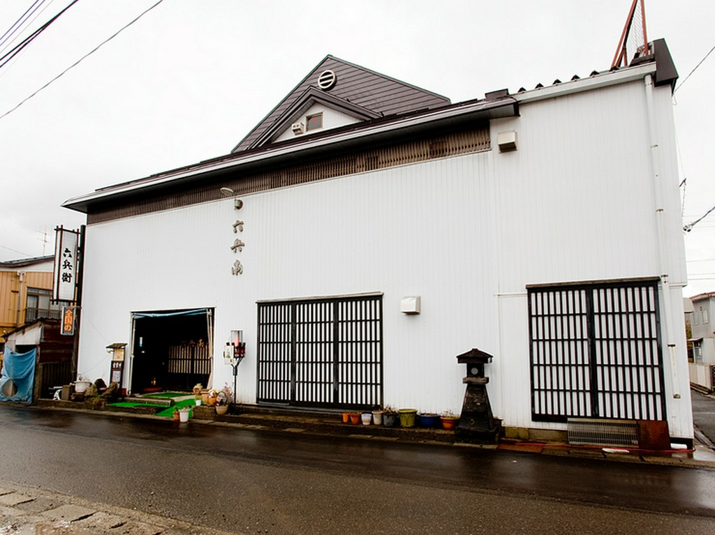 駐車場12台分完備しています。信濃観光の食事は【六兵衛】で