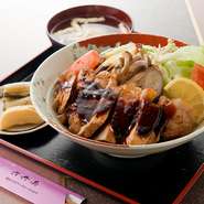 北信州でわずかな限られた農家だけしか生産していないブランド豚が「飯山みゆき豚」。この豚肉を使った『ポークステーキ丼』は、とても柔らかい肉と、みそ味のソースが絶妙にマッチした丼の自信作です。